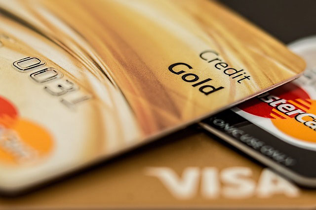 Pozabankowe karty kredytowe - nowy trend na rynku finansów?