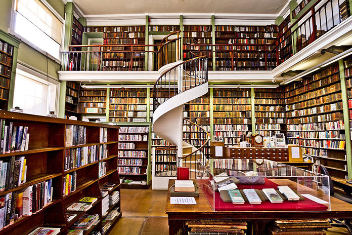 Wygodne i estetyczne wyposażenie biblioteki