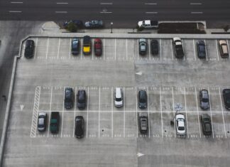 Jakie wymagania praktyczne powinny spełniać słupki parkingowe