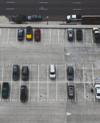 Jakie wymagania praktyczne powinny spełniać słupki parkingowe