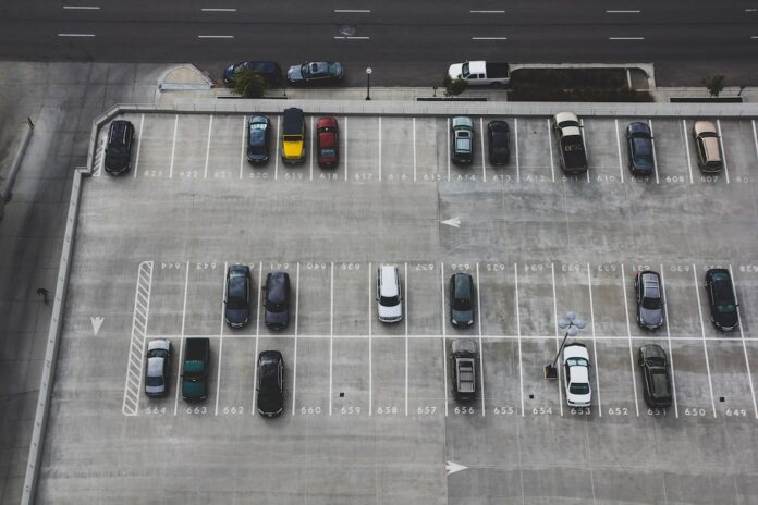 Jakie wymagania praktyczne powinny spełniać słupki parkingowe